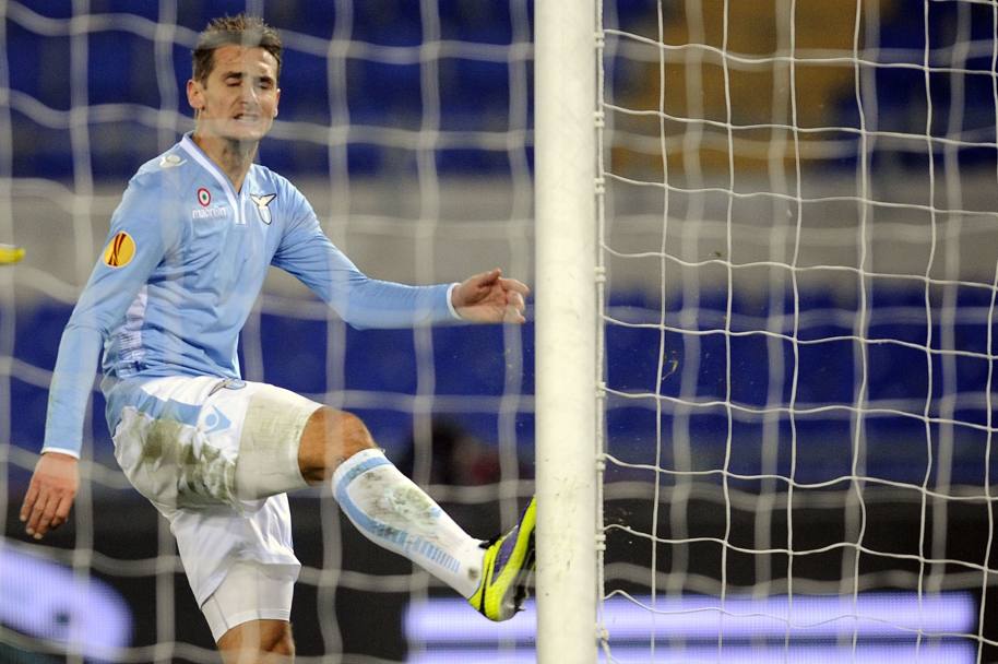 Miroslav Klose sfoga la sua rabbia contro il palo della porta (Lapresse)